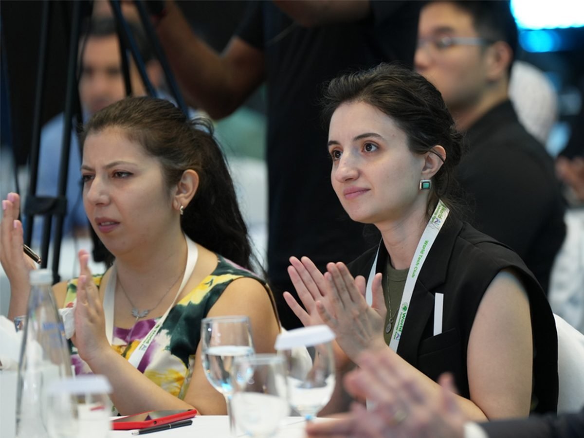 Investors in discussion at the summit